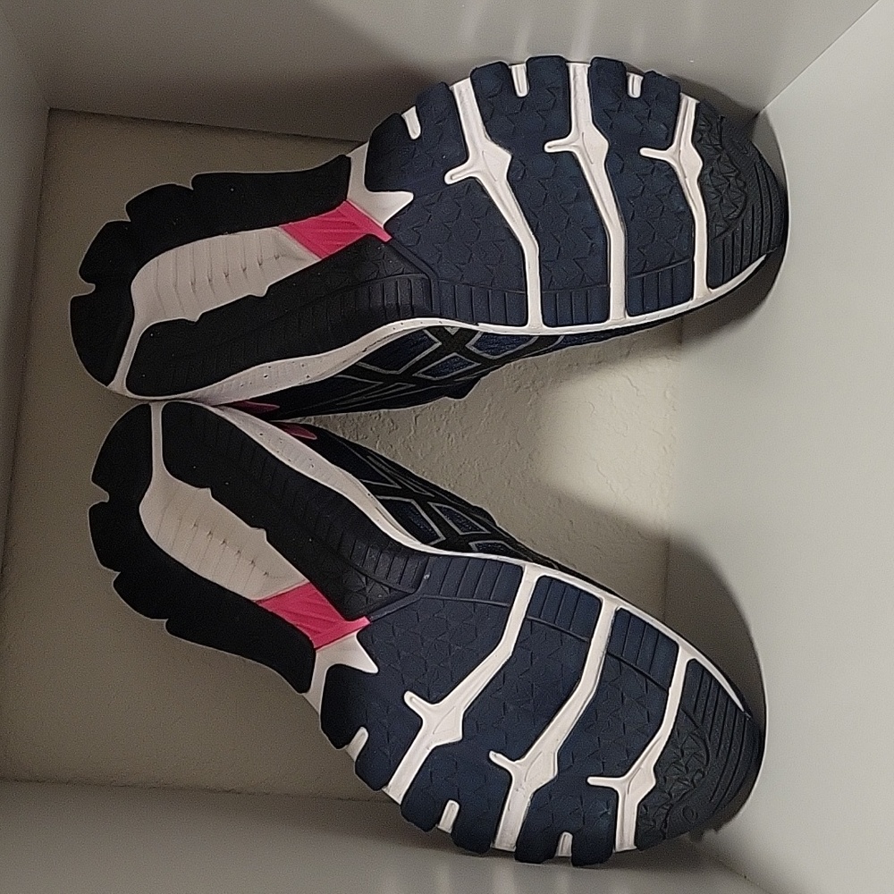 ASICS - Picture 2 of 3